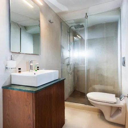 Ali Vafi's - Heated Jacuzzi & Indoor Pool